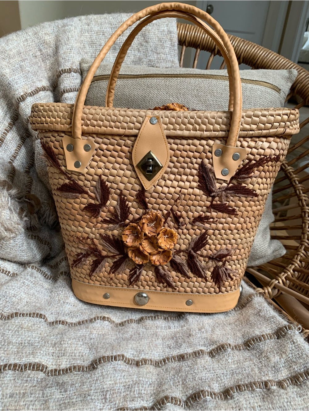 Vintage 1960s Handwoven Floral Embellished Tan Straw Tote Bag